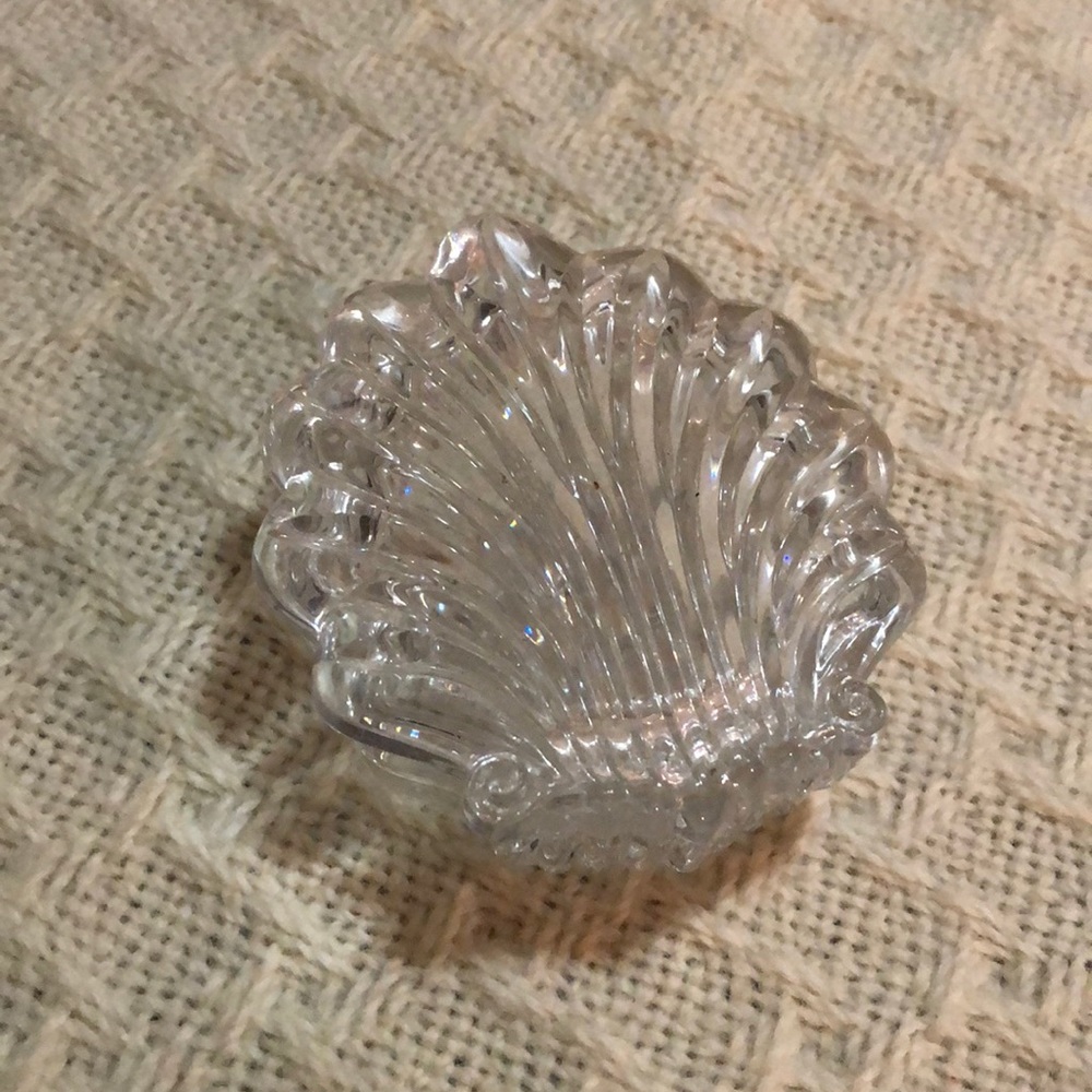 Crystal leaf container